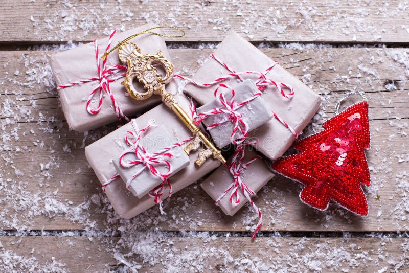 Regalos de Navidad envueltos, árbol dominante y decorativo de la piel en envejecido foto de archivo libre de regalías Regalos de Navidad envueltos, árbol dominante y decorativo de la piel en envejecido foto de archivo libre de regalías