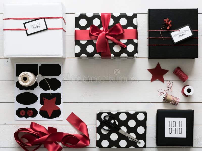 Regalos de Navidad negros, rojos y blancos elegantes y hermosos imagenes de archivo Regalos de Navidad negros, rojos y blancos elegantes y hermosos imagenes de archivo
