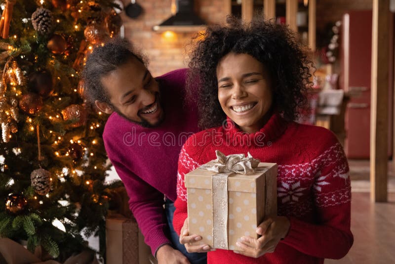 Regalos Felices De Intercambio De Pareja Birracial En Navidades Imagen de archivo - Imagen de concepto, haga: 229589079 Regalos Felices De Intercambio De Pareja Birracial En Navidades Imagen de archivo - Imagen de concepto, haga: 229589079