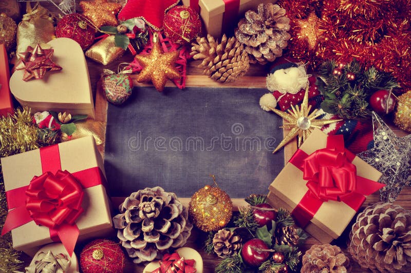 Regalos y ornamentos de la Navidad y una pizarra en blanco imágenes de archivo libres de regalías Regalos y ornamentos de la Navidad y una pizarra en blanco imágenes de archivo libres de regalías