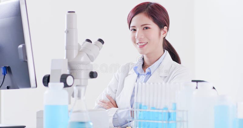Regard de scientifique de femme vous photographie stock libre de droits Regard de scientifique de femme vous photographie stock libre de droits