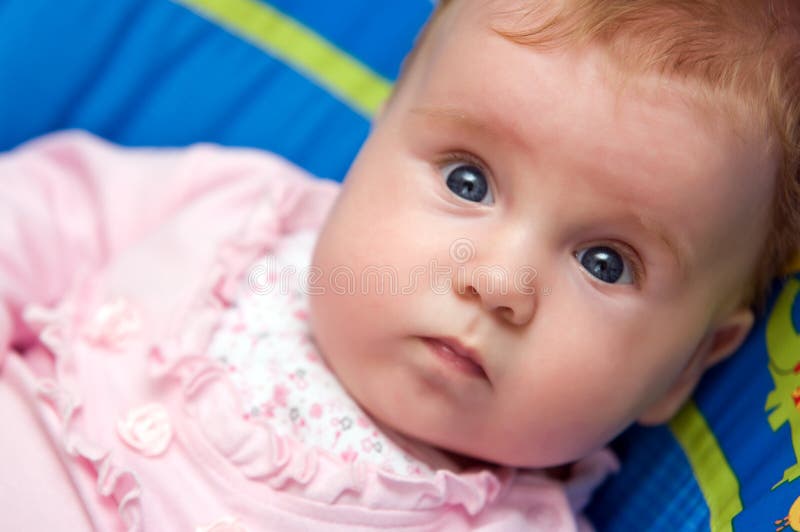 Regard fixe mignon de chéri photographie stock Regard fixe mignon de chéri photographie stock