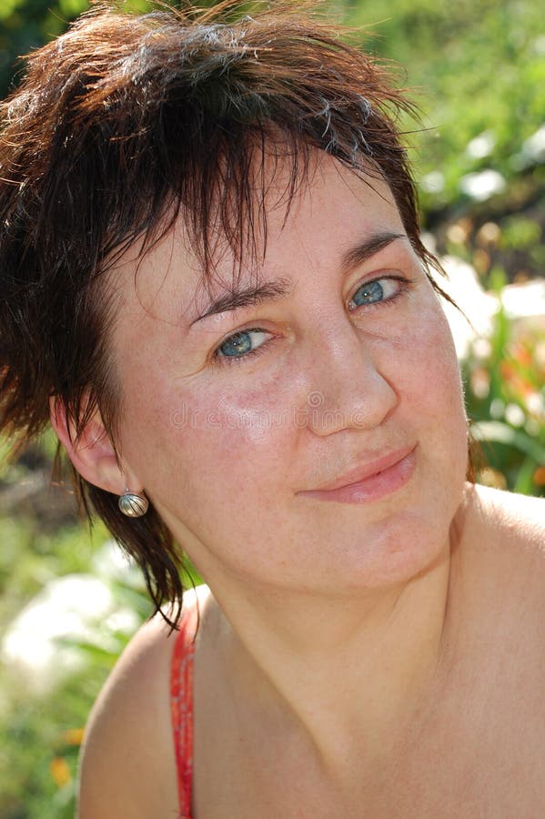 Jeune femme normale photo stock. Image du sourire, beauté 10774430