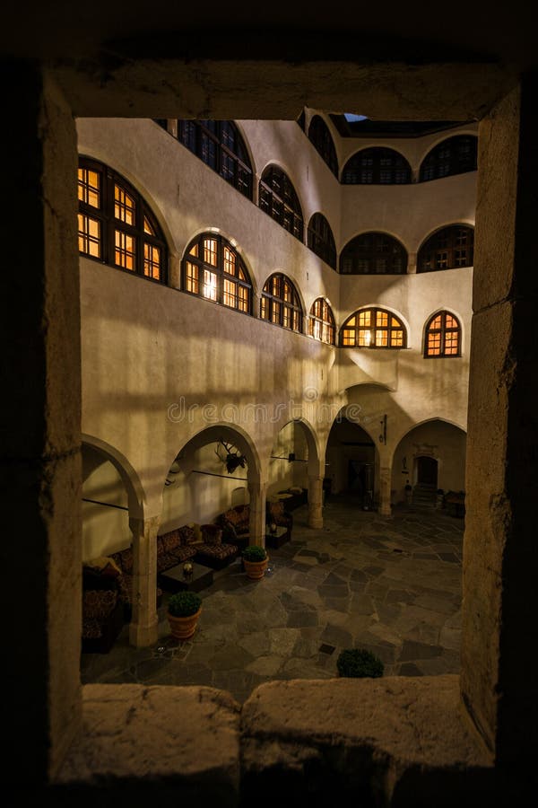 Regard par la fenêtre du château Matzen au-dessus de la cour médiévale moderne images libres de droits Regard par la fenêtre du château Matzen au-dessus de la cour médiévale moderne images libres de droits