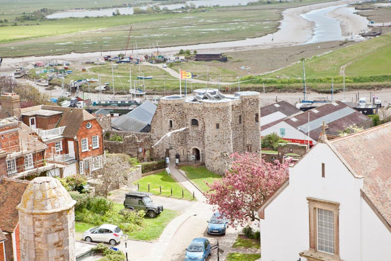 Regardant au-dessus des dessus de toit du historictown de Rye dans le Sussex est, l'Angleterre photographie stock Regardant au-dessus des dessus de toit du historictown de Rye dans le Sussex est, l'Angleterre photographie stock