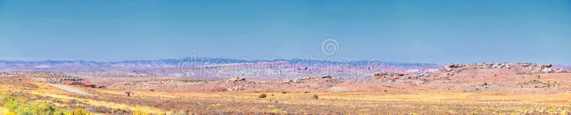 Regarder en vue sur le panorama de Moab de montagnes désertiques le long de la route 191 dans l'Utah en chute Nature pittoresque près de Canyonlands et du parc national des arcs Les états-unis d'Amérique LES états-unis