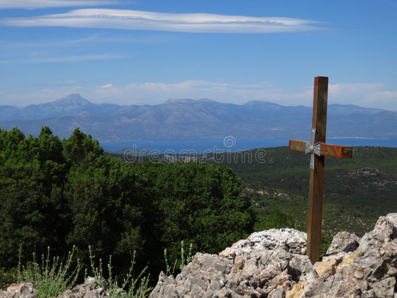 Regarder l'île d'evia et la gamme de montagne de dirfys d'une haute altitude, bâti Parnitha, Grèce