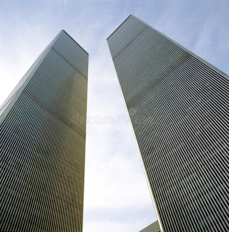 Regarder vers le haut des tours de World Trade Center
