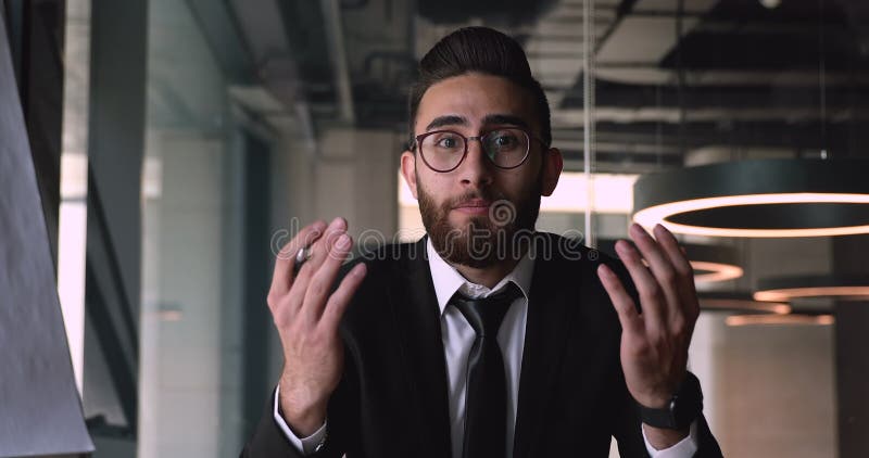 Regardez arabe de sourire d'entretien d'entraîneur d'homme d'affaires à la caméra dans le bureau