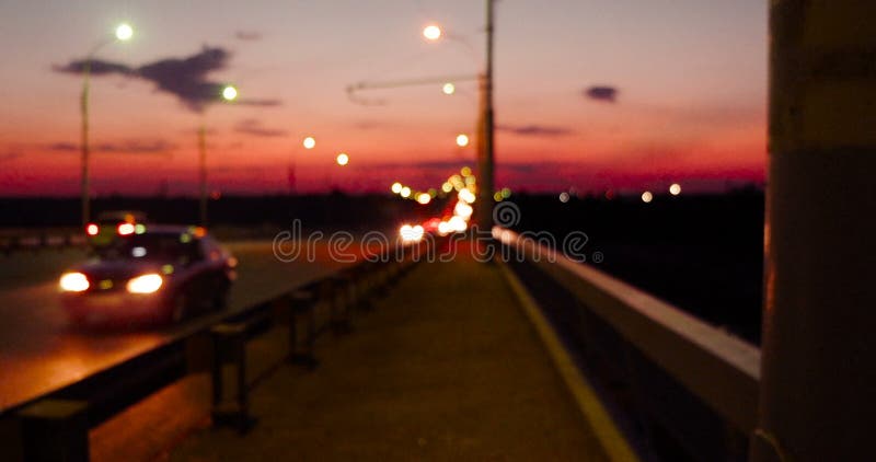 Regardez au-dessus du pont avec le trafic defocused pendant la nuit