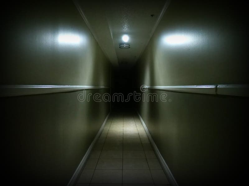 Regardez en bas d'un couloir sombre sinistre 1