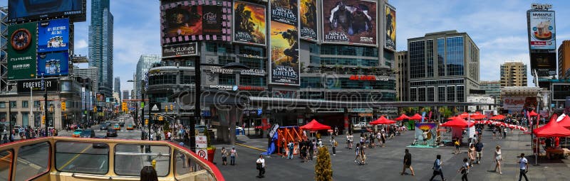 Regardez la forme un bus touristique de ville dans la place Toronto de Yonge Dundas image stock Regardez la forme un bus touristique de ville dans la place Toronto de Yonge Dundas image stock