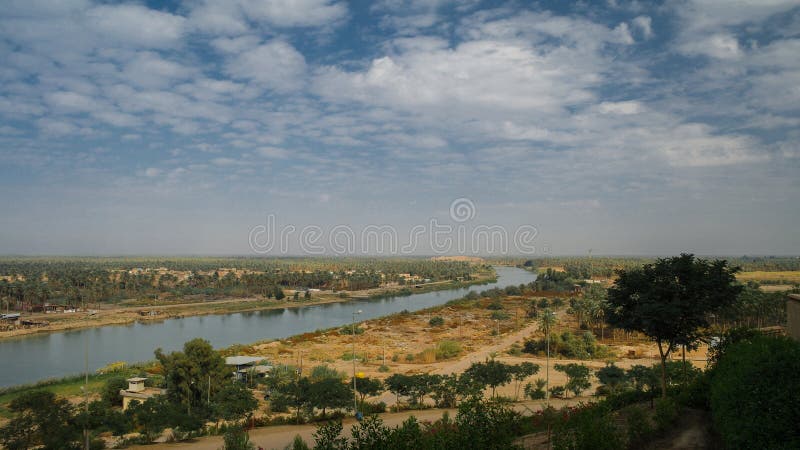 Regardez le fleuve Euphrate de l'ancien palais de Hussein, Hillah, Babyl Irak photographie stock libre de droits Regardez le fleuve Euphrate de l'ancien palais de Hussein, Hillah, Babyl Irak photographie stock libre de droits