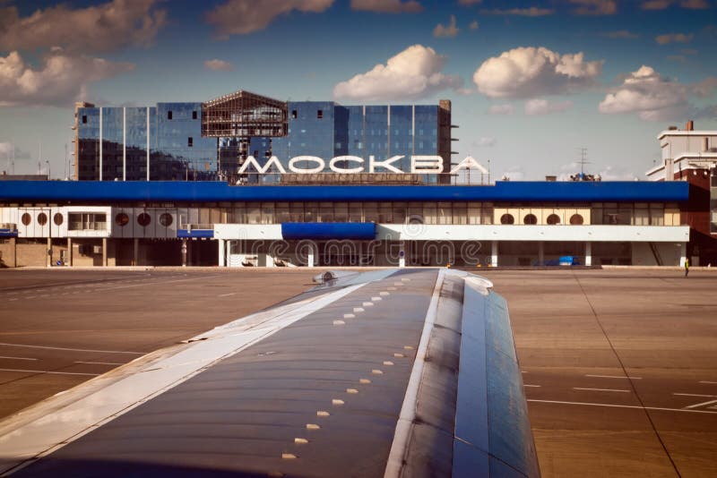 Regardez par l'hublot l'aéroport de Moscou.