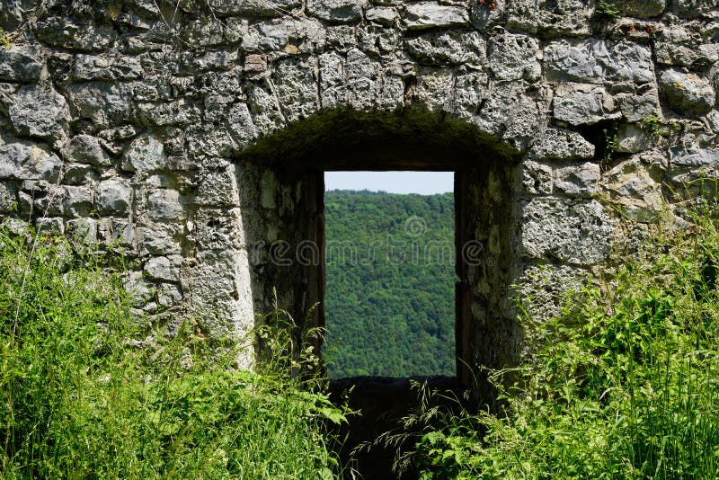 Regardez par la porte de ruine de château à la forêt images stock Regardez par la porte de ruine de château à la forêt images stock