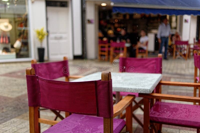 Regen in Blois, natte stoelen en lijsten in een openluchtkoffie Close-up frankrijk royalty-vrije stock foto's Regen in Blois, natte stoelen en lijsten in een openluchtkoffie Close-up frankrijk royalty-vrije stock foto's