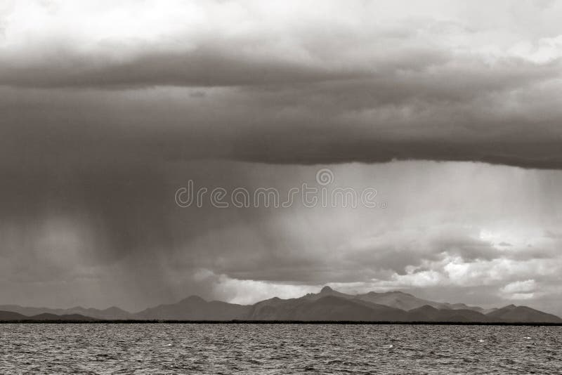 Regen die over Meer Titicaca, Peru valt stock afbeelding Regen die over Meer Titicaca, Peru valt stock afbeelding