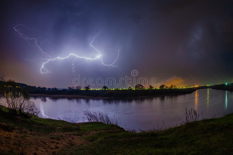 Regen en bliksem boven de rivier royalty-vrije stock fotografie
