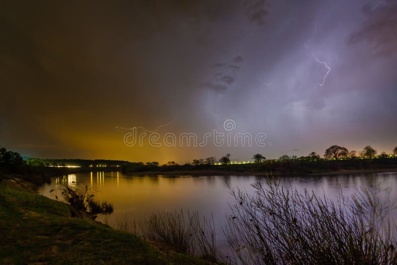 Regen en bliksem boven de rivier royalty-vrije stock afbeelding