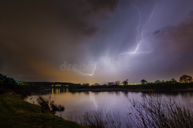 Regen en bliksem boven de rivier royalty-vrije stock afbeeldingen