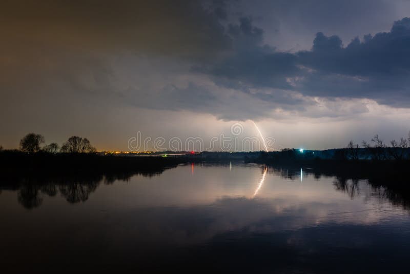 Regen en bliksem boven de rivier royalty-vrije stock afbeelding