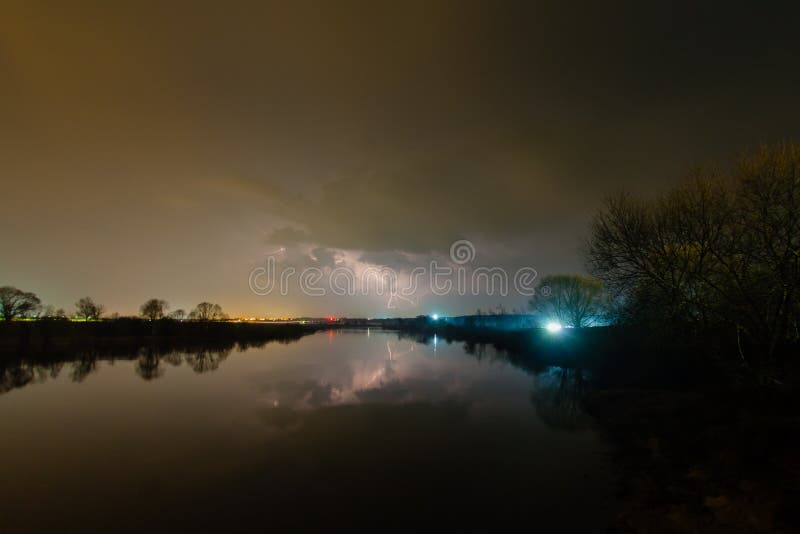 Regen en bliksem boven de rivier royalty-vrije stock foto's