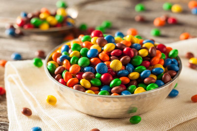 Regenbogen-bunte Süßigkeits-überzogene Schokolade lizenzfreie stockfotografie Regenbogen-bunte Süßigkeits-überzogene Schokolade lizenzfreie stockfotografie