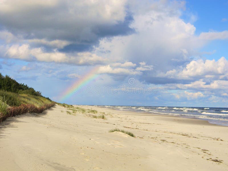 Regenbogen über dem Meer stockbild Regenbogen über dem Meer stockbild