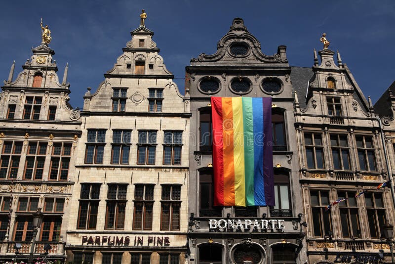 Regenbogenflagge in Antwerpen, Belgien stockfotos Regenbogenflagge in Antwerpen, Belgien stockfotos