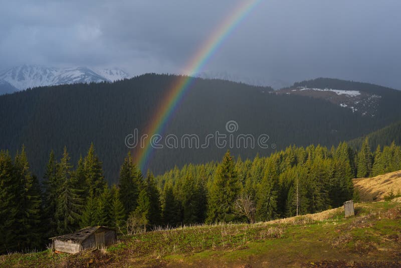 Regenboog in de bergen royalty-vrije stock fotografie Regenboog in de bergen royalty-vrije stock fotografie