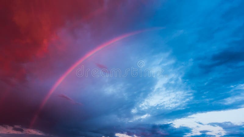 Regenboog en onweerswolken bij zonsondergang, tijd-tijdspanne