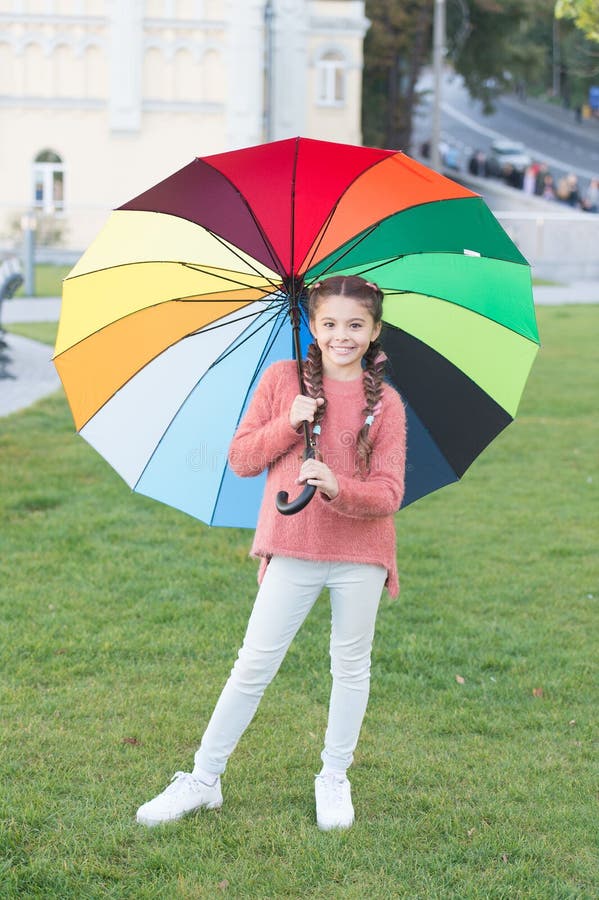 Regenboog na regen Positieve stemming in de herfst regenachtig weer Optimist en vrolijk kind De lentestijl Meisje onder royalty-vrije stock afbeeldingen Regenboog na regen Positieve stemming in de herfst regenachtig weer Optimist en vrolijk kind De lentestijl Meisje onder royalty-vrije stock afbeeldingen