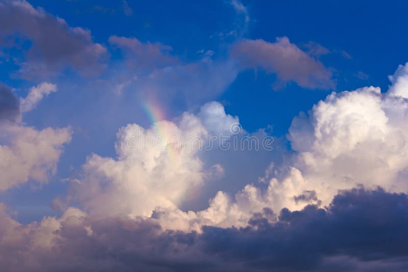 Regenboog op hemel