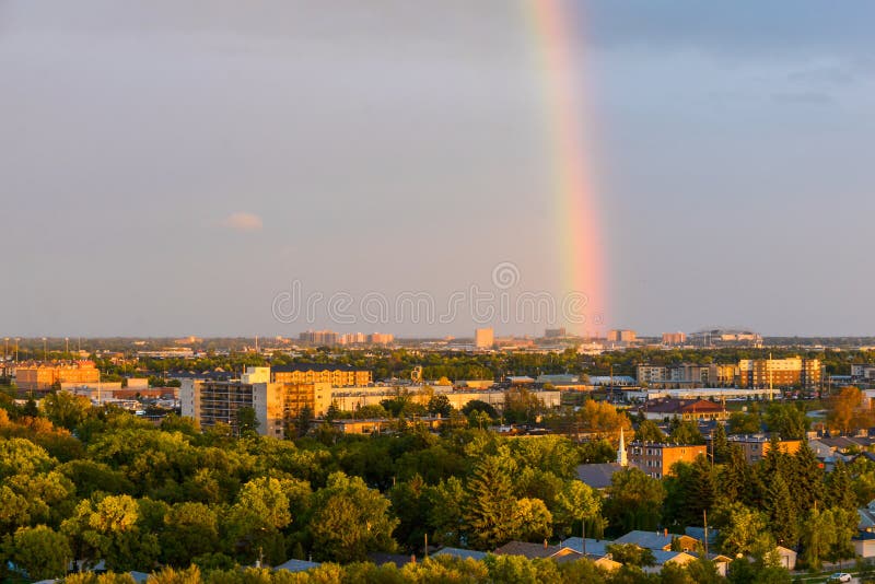Regenboog over de stad royalty-vrije stock fotografie Regenboog over de stad royalty-vrije stock fotografie