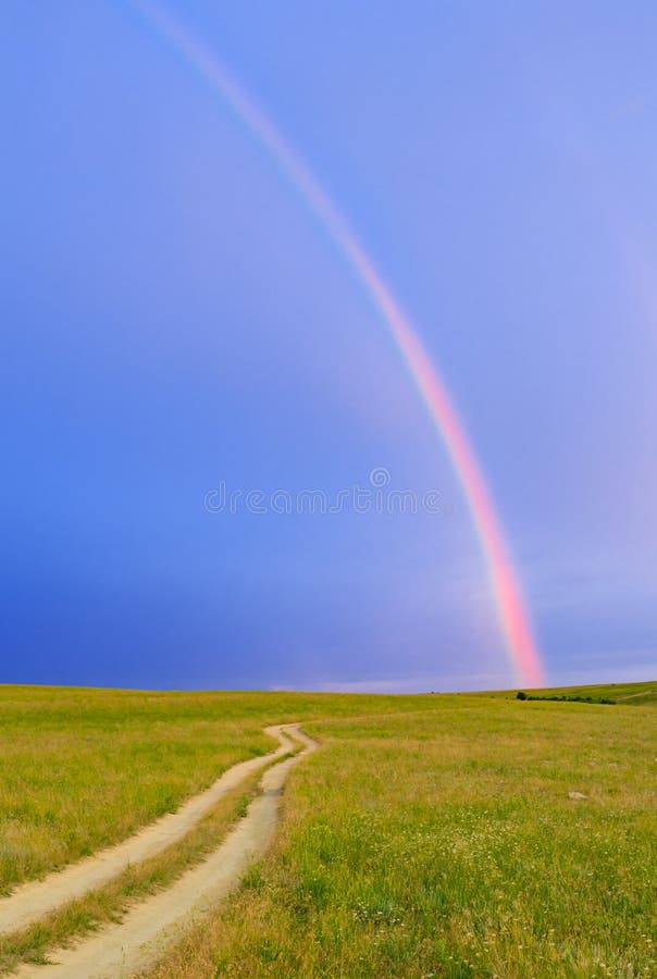 Regenboog boven het veld royalty-vrije stock fotografie