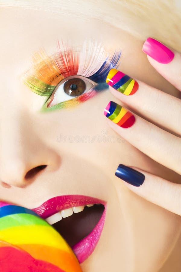 Regenboogmanicure en make-up stock foto's