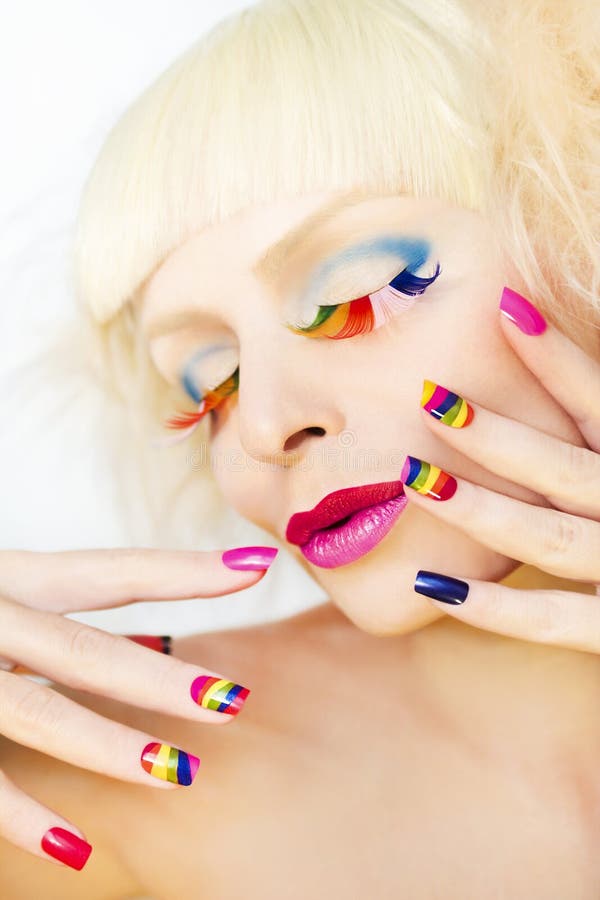 Regenboogmanicure en make-up stock fotografie