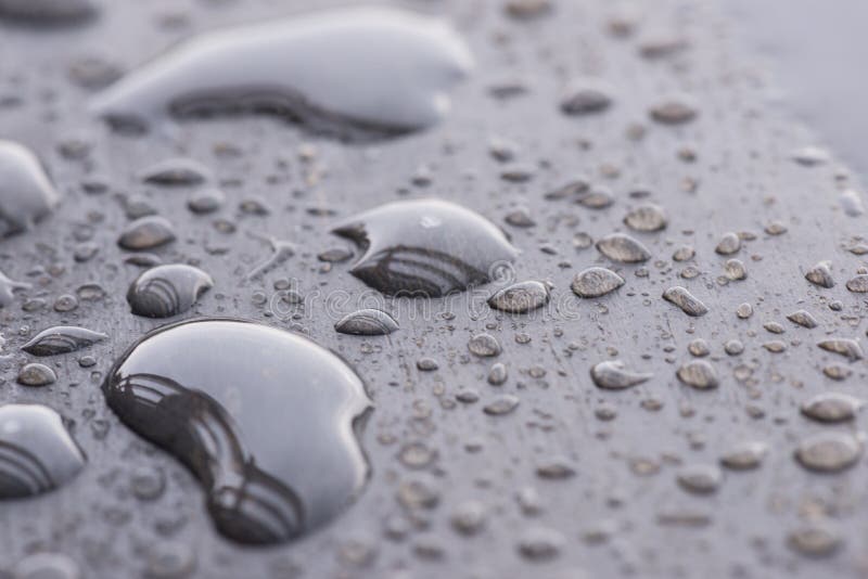 Reflection of beams in raindrops and wood grain can be seen through the raindrops. Reflection of beams in raindrops and wood grain can be seen through the raindrops