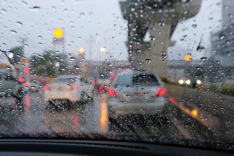 In Regen Auf Der Straße Fahren, Blick Aus Dem Auto Fenster