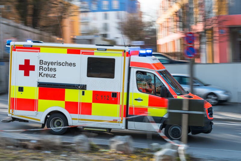 Regensburg, Alemania, el 27 de marzo de 2018, ambulancia con las luces que destellan, Regensburg - Alemania imágenes de archivo libres de regalías Regensburg, Alemania, el 27 de marzo de 2018, ambulancia con las luces que destellan, Regensburg - Alemania imágenes de archivo libres de regalías