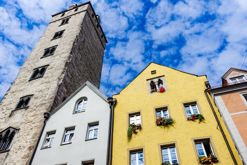 Regensburg, Alemania - julio, 09 2016: Fachadas de arquitecturas históricas y de la torre en Regensburg foto de archivo Regensburg, Alemania - julio, 09 2016: Fachadas de arquitecturas históricas y de la torre en Regensburg foto de archivo