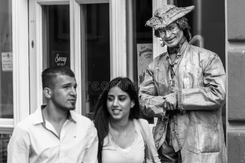 Regensburg, Baviera, Alemanha, o 22 de agosto de 2017: Artista da rua como uma estátua viva na zona pedestre em Regensburg, Alema fotografia de stock royalty free Regensburg, Baviera, Alemanha, o 22 de agosto de 2017: Artista da rua como uma estátua viva na zona pedestre em Regensburg, Alema fotografia de stock royalty free