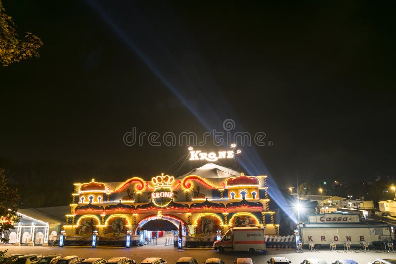 Regensburg, Baviera, Alemanha, o 31 de outubro de 2016, iluminou a entrada e a barraca da coroa do circo em uma noite nevoenta fotografia de stock royalty free Regensburg, Baviera, Alemanha, o 31 de outubro de 2016, iluminou a entrada e a barraca da coroa do circo em uma noite nevoenta fotografia de stock royalty free