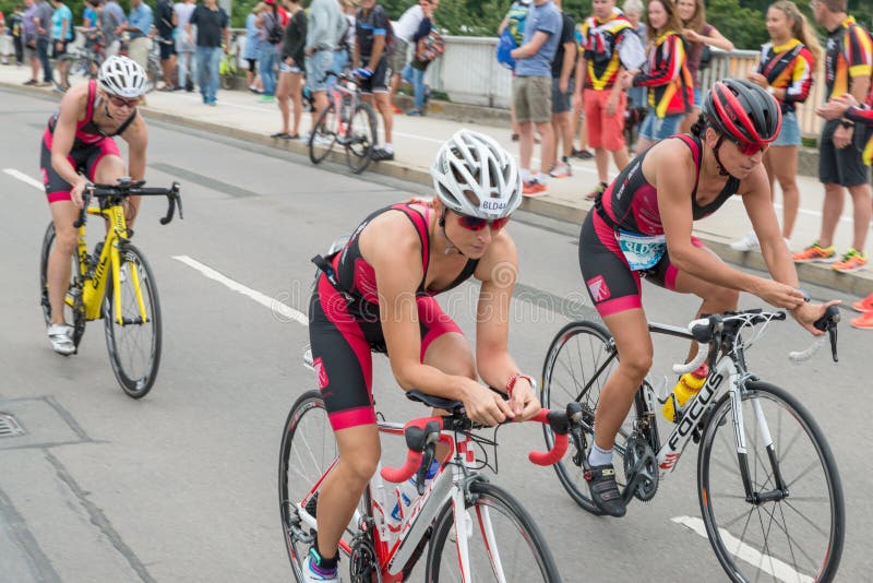 Regensburg Bayern, Tyskland, Augusti 06, 2017, 28th Regensburg Triathlon 2017, cykelracerbil på loppspåret royaltyfria bilder Regensburg Bayern, Tyskland, Augusti 06, 2017, 28th Regensburg Triathlon 2017, cykelracerbil på loppspåret royaltyfria bilder