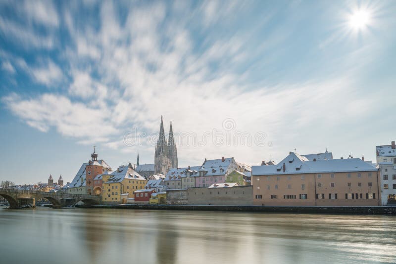 Regensburg på vintern med promenaden domkyrkan och stenbron, Tyskland fotografering för bildbyråer Regensburg på vintern med promenaden domkyrkan och stenbron, Tyskland fotografering för bildbyråer