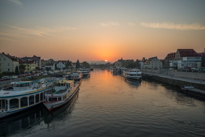 Regensburg Tyskland, Oktober 18, 2018, soluppgång ovanför Danubet River i vintern - Regensburg, Tyskland, royaltyfri bild Regensburg Tyskland, Oktober 18, 2018, soluppgång ovanför Danubet River i vintern - Regensburg, Tyskland, royaltyfri bild