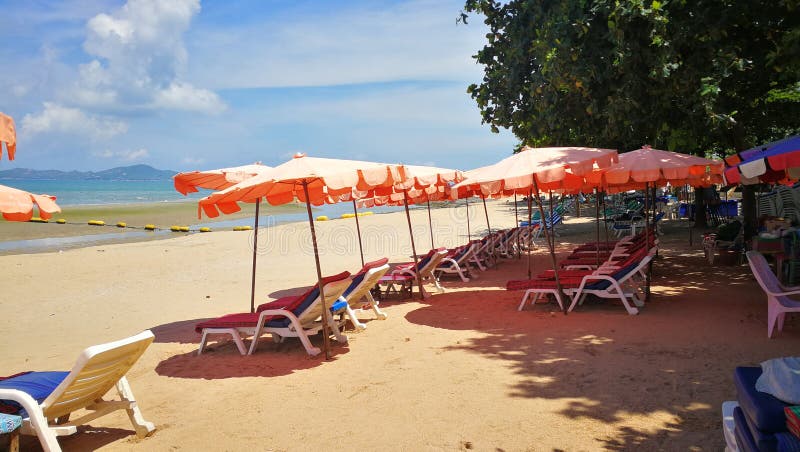 Regenschirme auf einem Strand in Thailand lizenzfreie stockfotos Regenschirme auf einem Strand in Thailand lizenzfreie stockfotos
