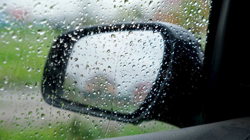 Regentropfen Schließen. Sicht Auf Den Seitenspiegel Von Innen Im Auto Mit  Kondensation Und Tropfendem Regen am Fenster. Nassglas Stock Footage -  Video von regnerisch, auszug: 247800520