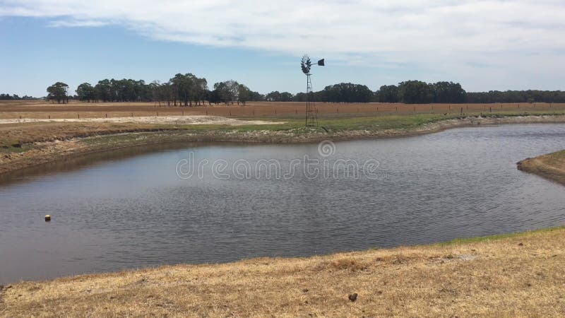 Regenwasserloch in einem Bauernhof im Freien