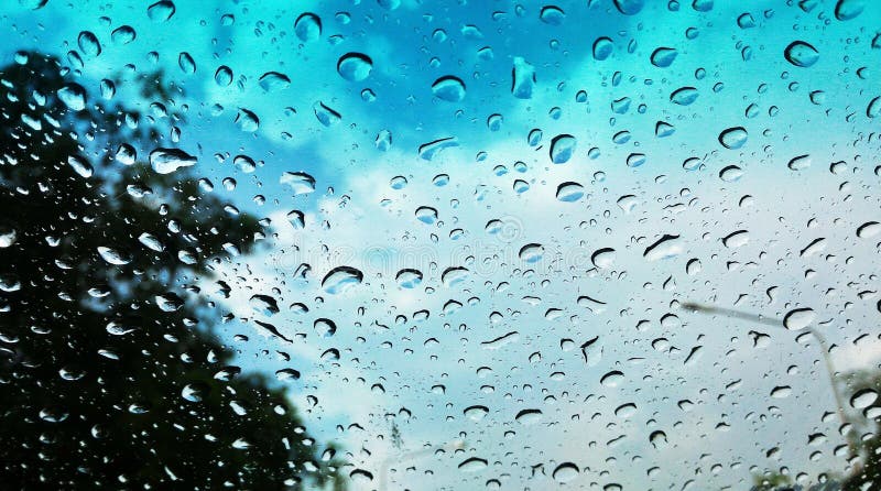 Regenwassertropfen auf Windschutzscheibe des regnerischen Tages lizenzfreies stockbild Regenwassertropfen auf Windschutzscheibe des regnerischen Tages lizenzfreies stockbild